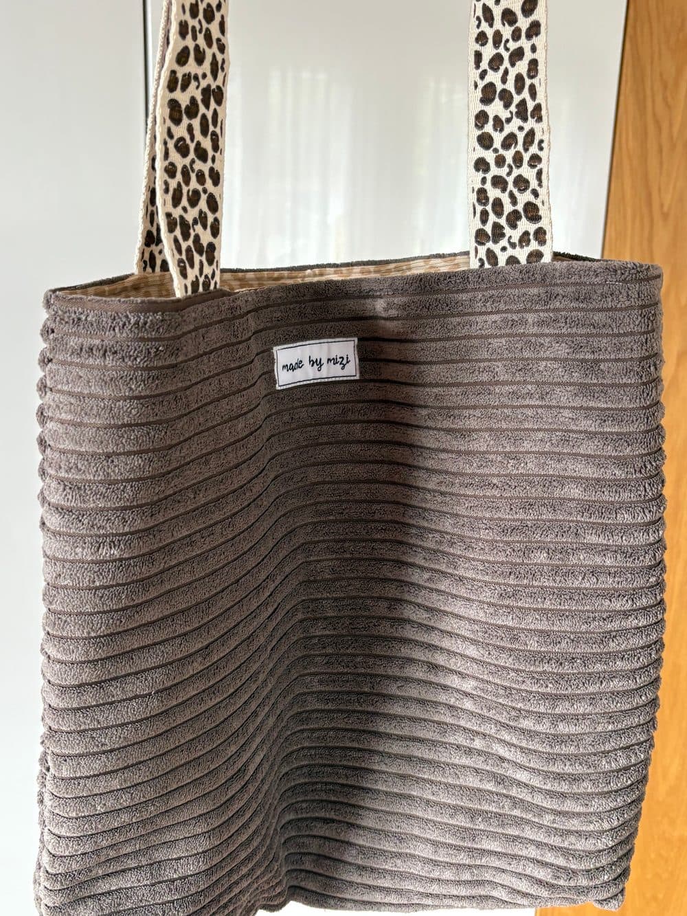 Mittelgroße Tasche mit Innentasche 4