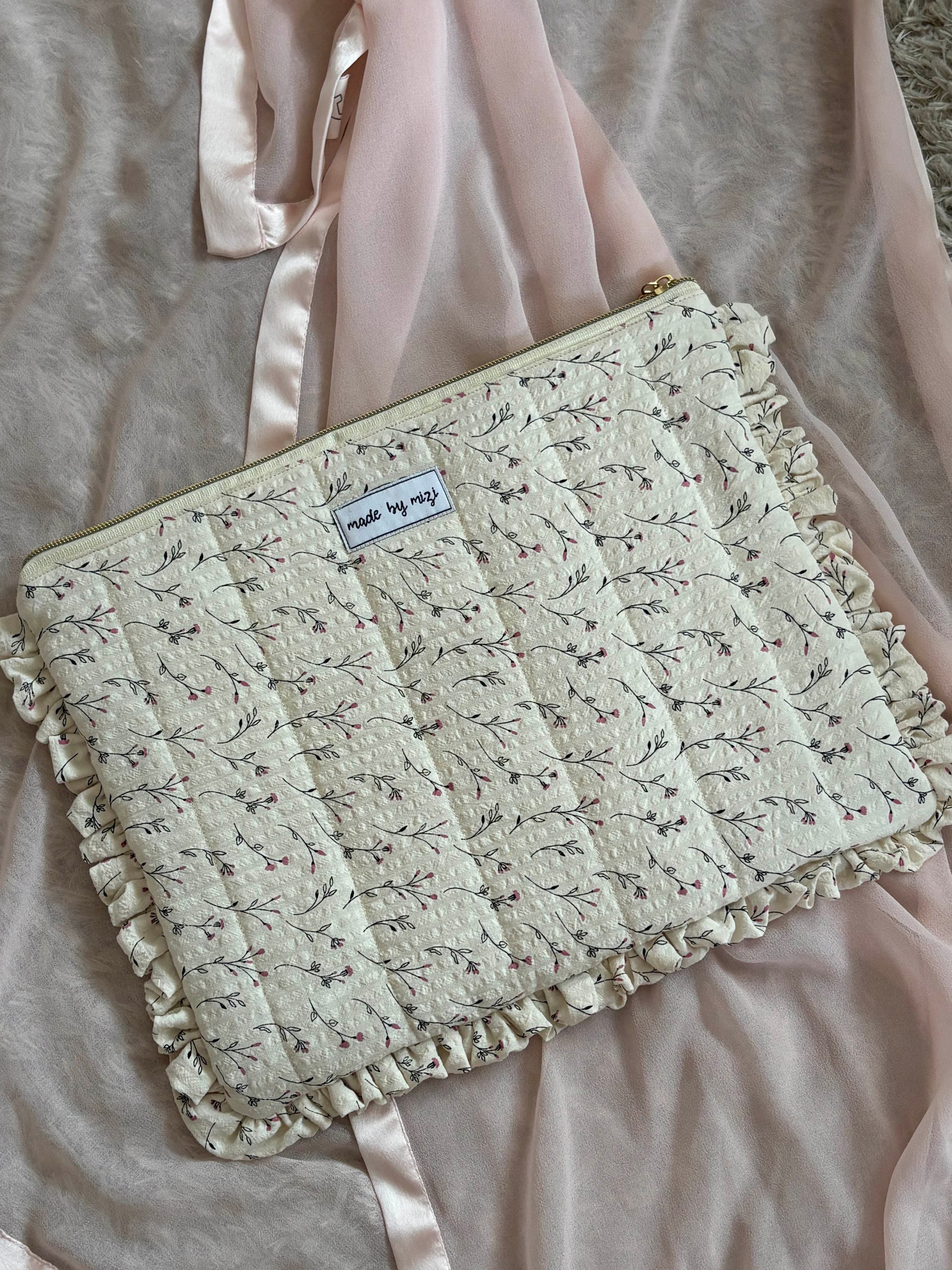 Laptophülle mit Rüschen 31,5x25,5cm – handgenähtes Einzelstück aus Österreich, made by mizi